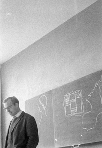 845238 Afbeelding van een leerkracht in een klas van de IVO-school P.F. van Overbeekeschool (Barnsteenlaan 6) te Utrecht.